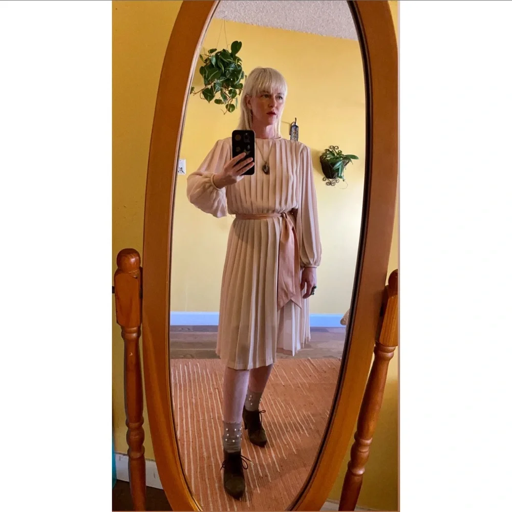 Vintage Ethereal Pleated Cream MIDI Dress - Picture 4 of 13